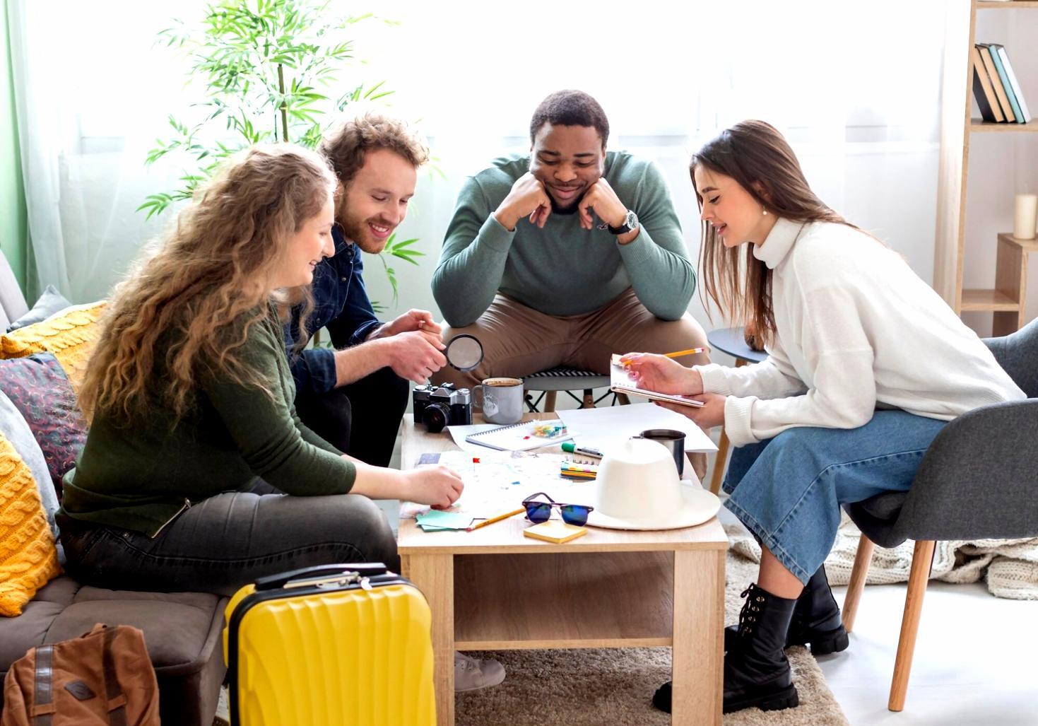 Freundliche Mitarbeiterin am Telefon bietet Kundenservice